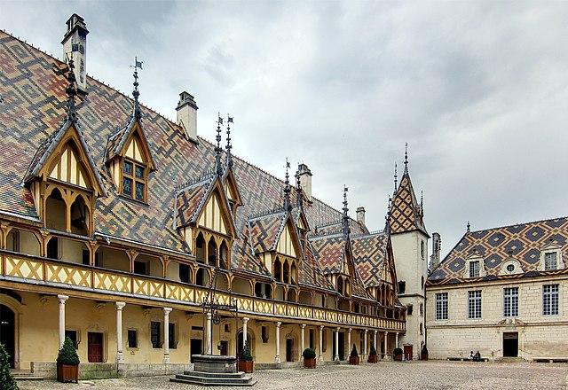 Beaune - Immobilier - CENTURY 21 Agence Massot-Nouveau - cour de l'Hôtel-Dieu de Beaune