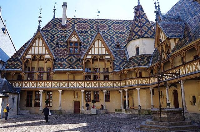 Beaune - Immobilier - CENTURY 21 Agence Massot-Nouveau - Hôtel-Dieu_Cour_intérieure