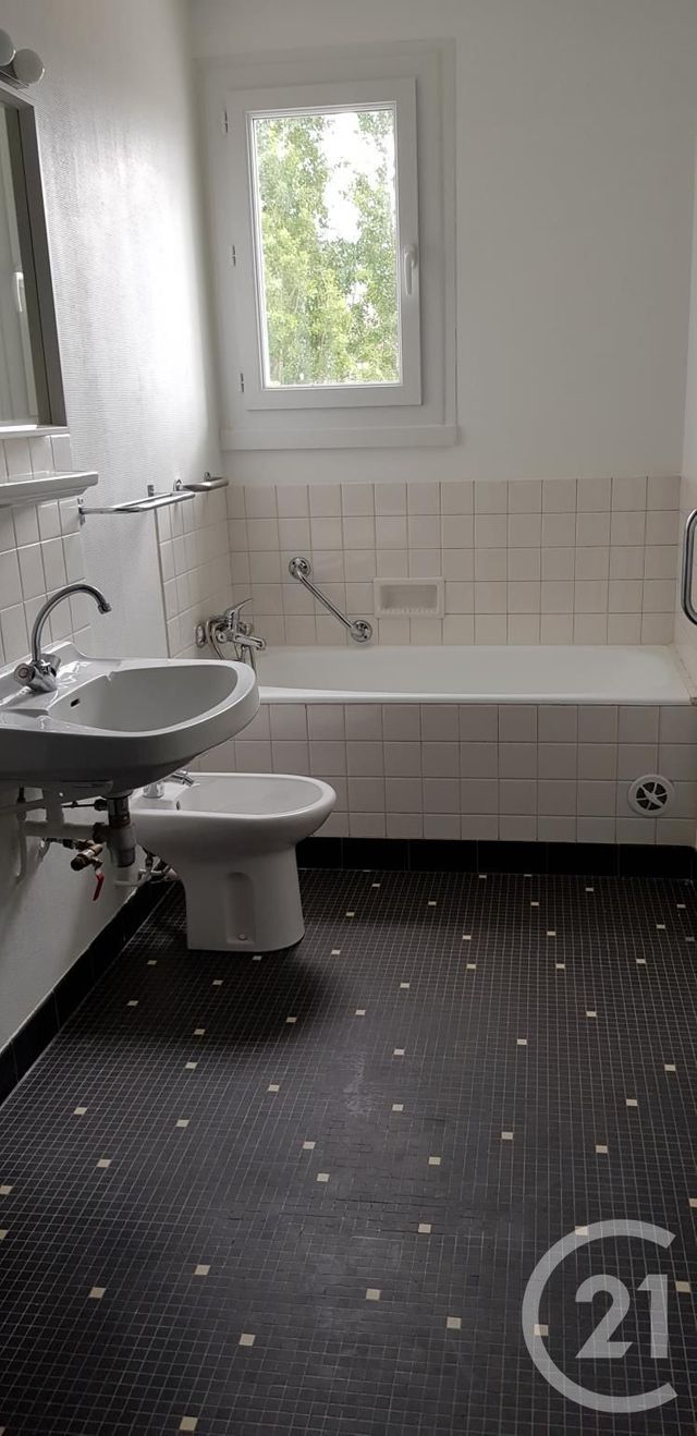 Appartement T2 à louer - 2 pièces - 56.0 m2 - BEAUNE - 21 - BOURGOGNE - Century 21 Agence Massot-Nouveau Appartement T2 à louer - 2 pièces - 56.0 m2 - BEAUNE - 21 - BOURGOGNE - Century 21 Agence Massot-Nouveau